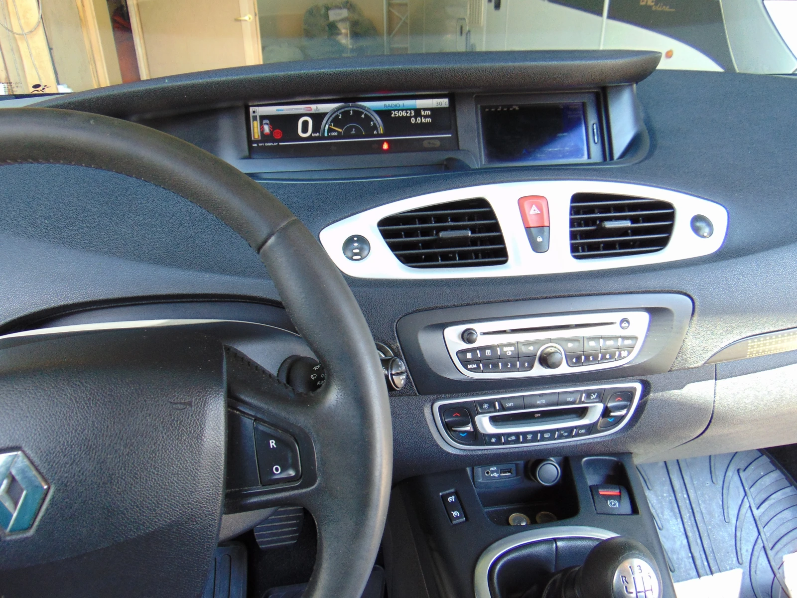 Renault Scenic 3, снимка 3 - Автомобили и джипове - 55282570