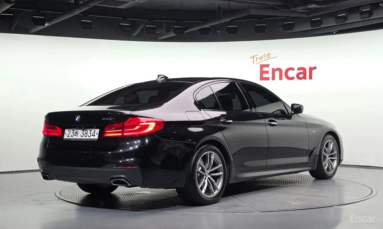 BMW 530 M Sport/ДИСТРОНИК/ОБДУХ/ШИБЕДАХ/ПОДГРЕВ/, снимка 2 - Автомобили и джипове - 55897628