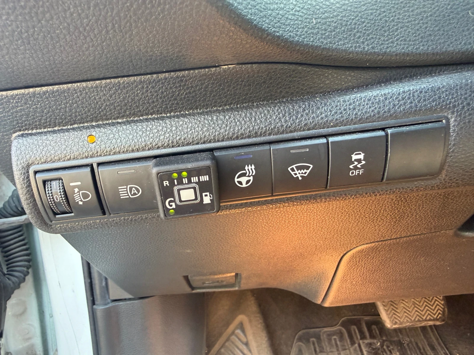 Toyota Corolla 1.8 хибрид с газова уредба, снимка 8 - Автомобили и джипове - 56130744