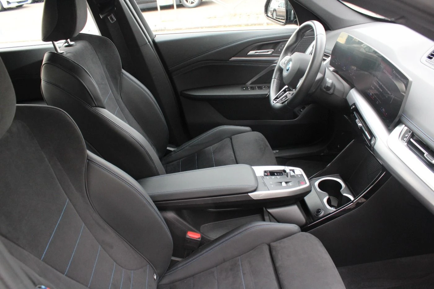 BMW iX1 xDrive30/ M-SPORT/ LED/ CAMERA/ NAVI/ SHADOW LINE/ | Mobile.bg   11