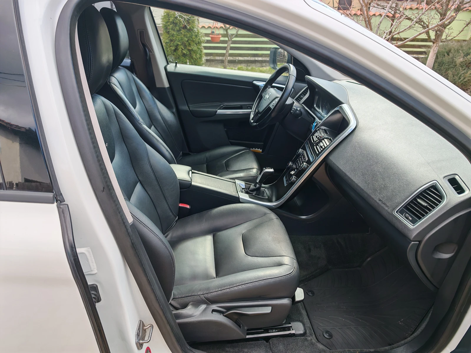 Volvo XC60 2.0D4-НАВИ-КОЖА - изображение 9
