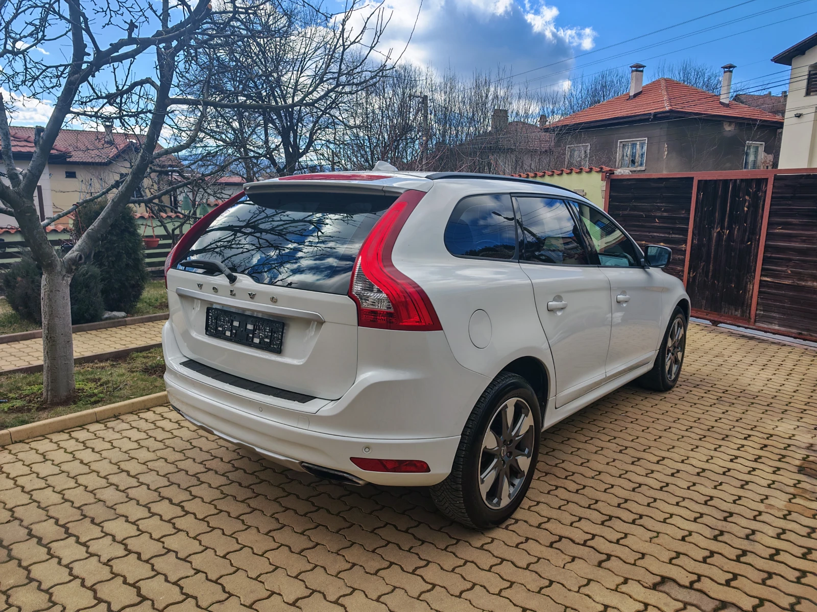 Volvo XC60 2.0D4-НАВИ-КОЖА - изображение 4