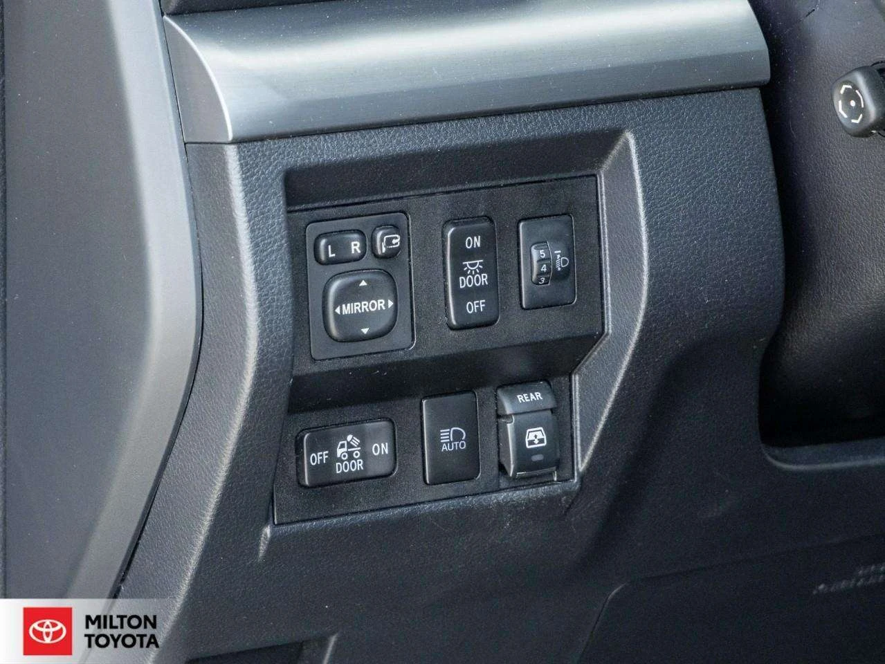 Toyota Tundra КОЖА / КАМЕРА / JBL / ЦЕНА ДО БГ, снимка 16 - Автомобили и джипове - 54886821