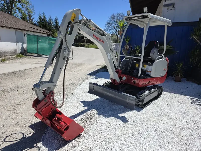 Багер Takeuchi TB 216, снимка 2 - Индустриална техника - 54553436