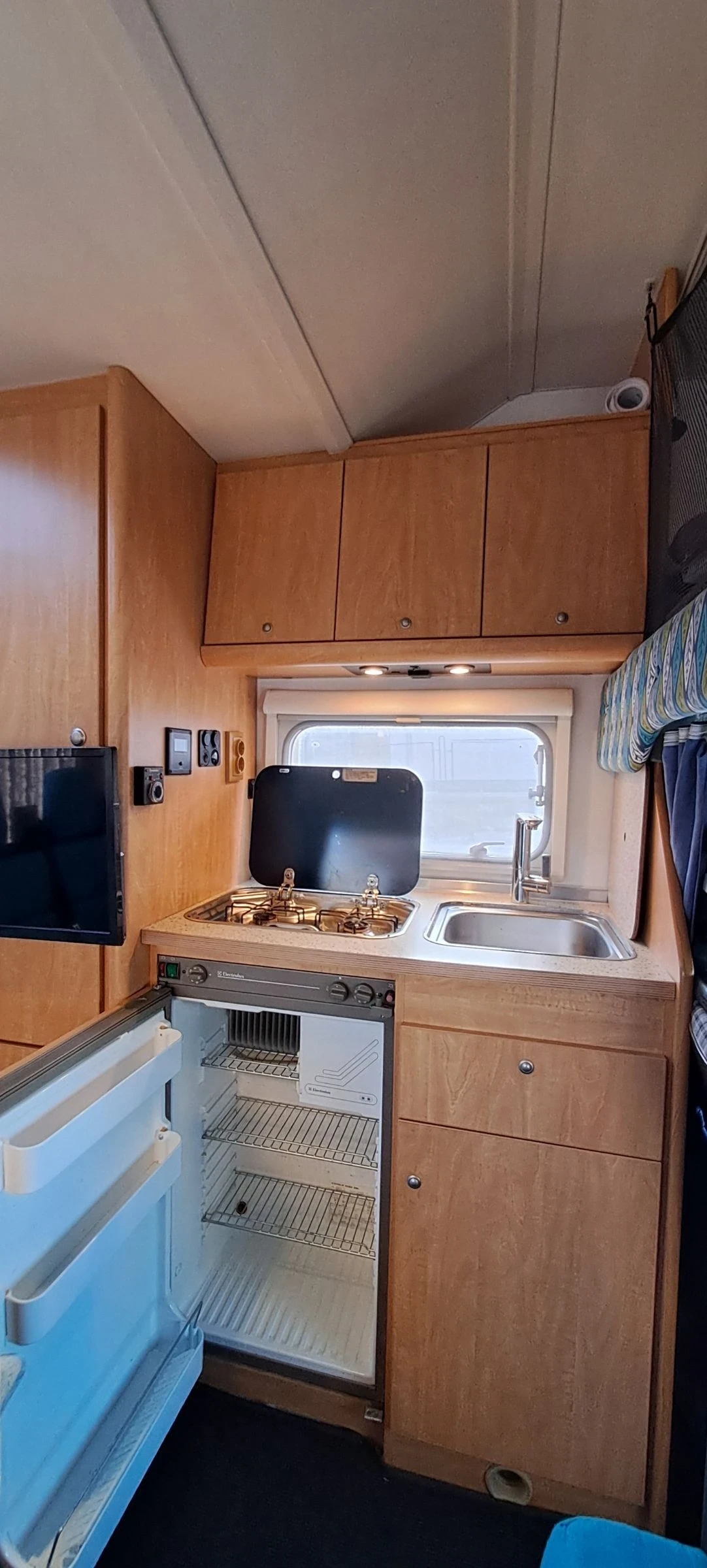 Кемпер Burstner A 535 Active, снимка 12 - Каравани и кемпери - 53599757