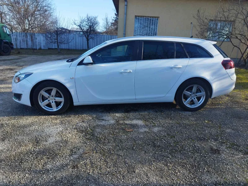 Opel Insignia Sports Tourer SW, снимка 1 - Автомобили и джипове - 49544033