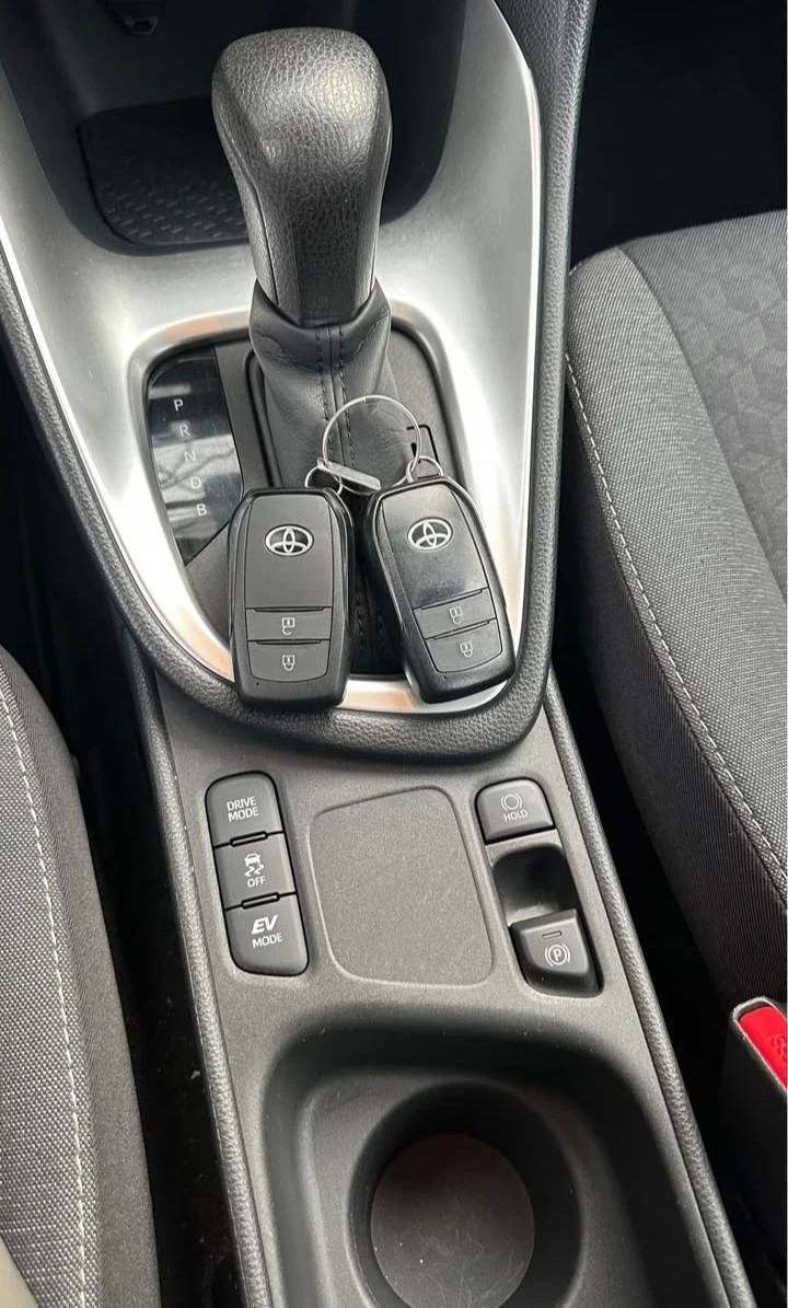 Toyota Yaris 1.5 Hybrid Спешно, снимка 8 - Автомобили и джипове - 53457075
