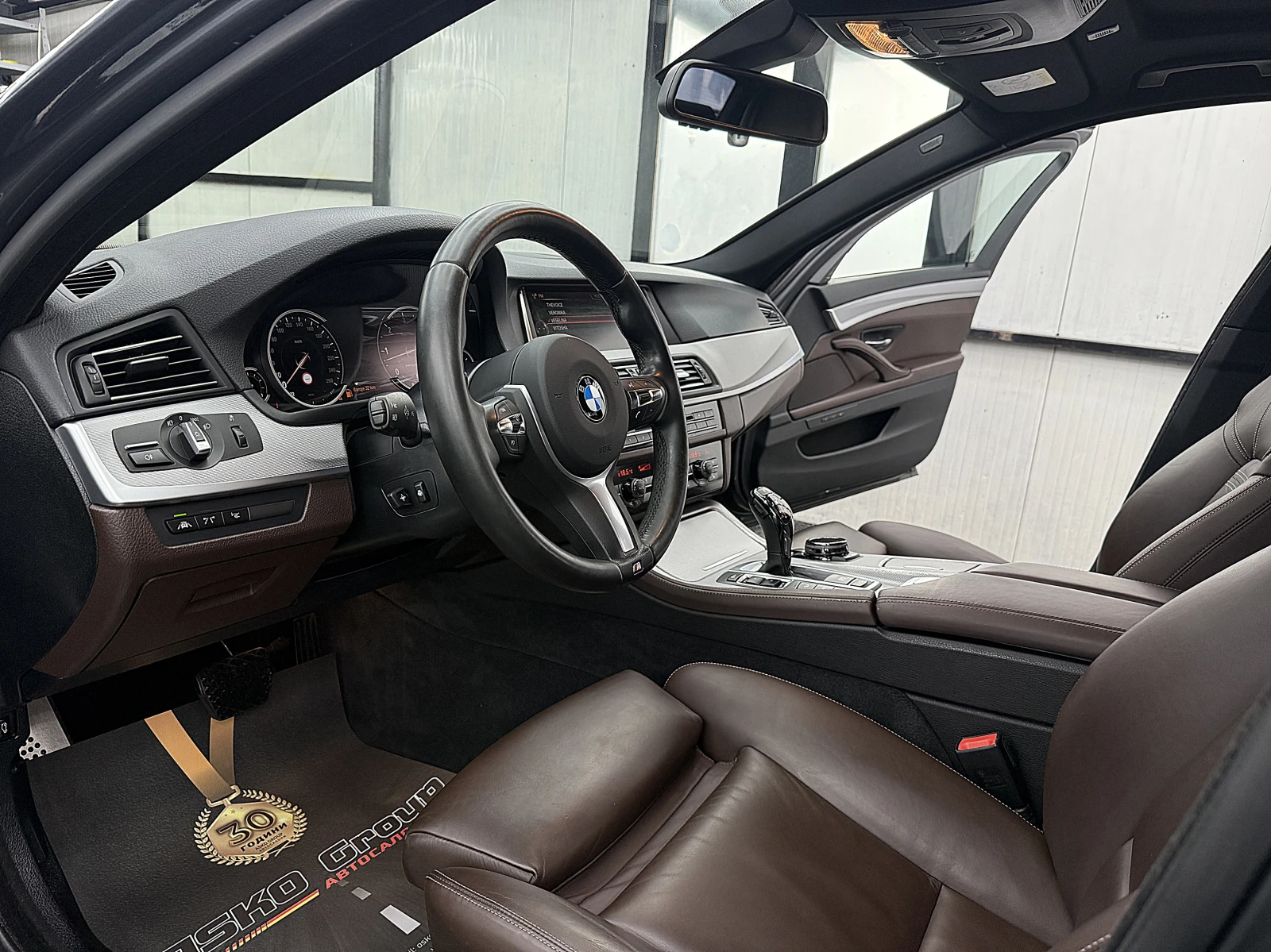 BMW 550 M-PAKET/xDrive FULL  Head-Up Soft Close/ЛИЗИНГ, снимка 14 - Автомобили и джипове - 53987384