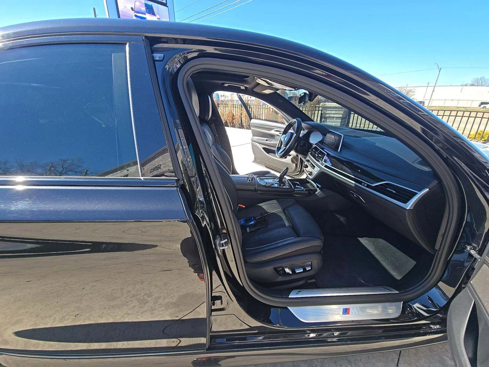 BMW 750 * HARMAN/KARDON* 360КАМЕРИ* ВАКУУМ* , снимка 9 - Автомобили и джипове - 54115728