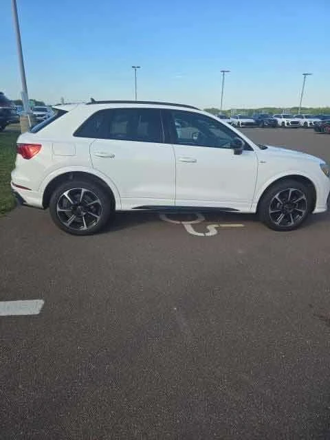 Audi Q3  Progressiv / DISTRONIC / CARFAX / АВТОКРЕДИТ , снимка 3 - Автомобили и джипове - 55612873