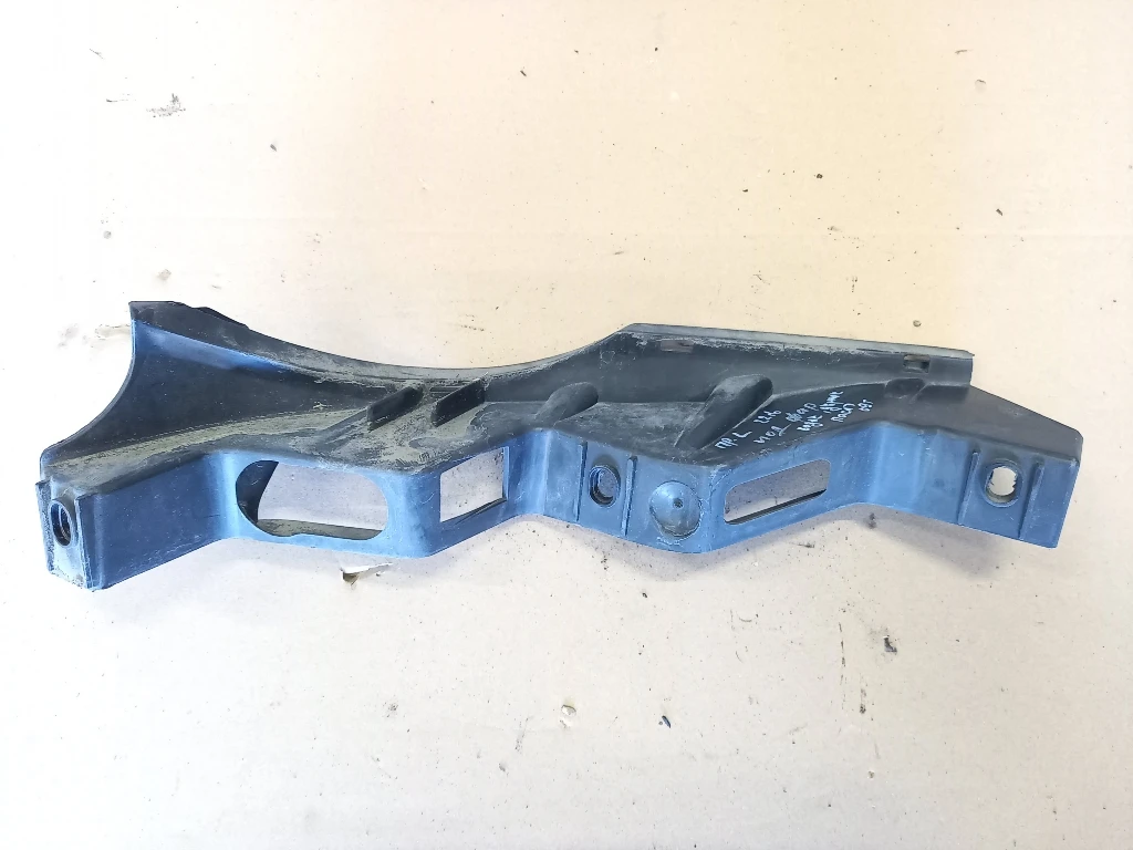 Водач държач под фар ляв Фолксваген Пасат Б6