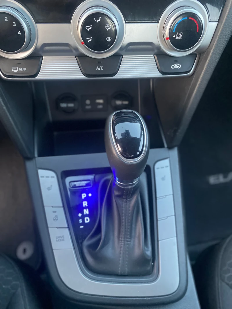 Hyundai Elantra 2.0 DOHC, снимка 10 - Автомобили и джипове - 50647871