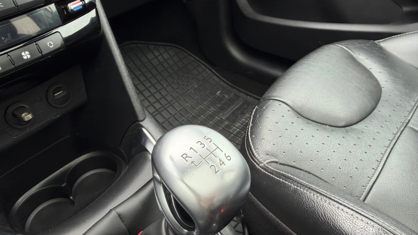 Peugeot 208 1.6HDI FULL JBL, снимка 17 - Автомобили и джипове - 54224516