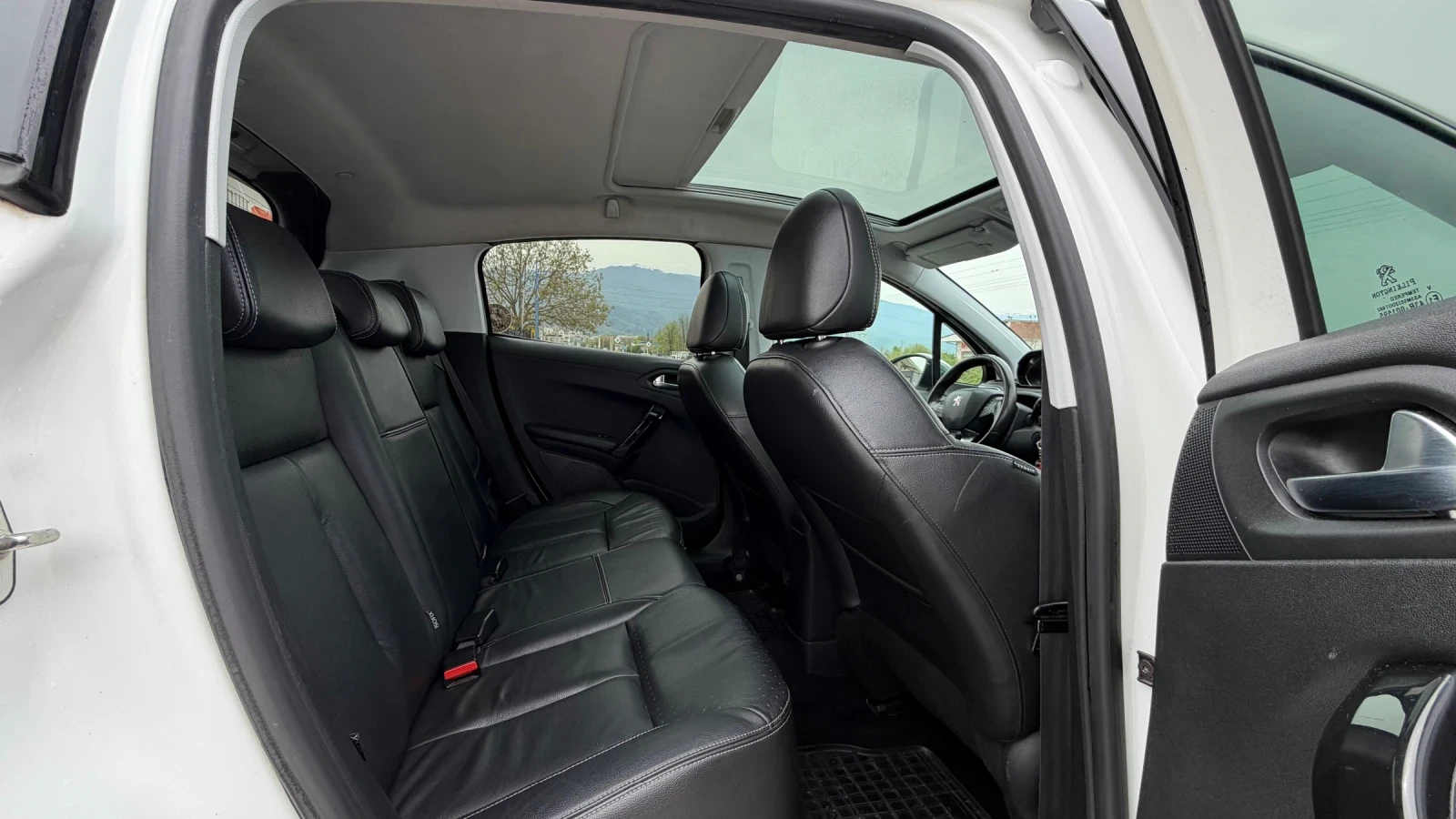 Peugeot 208 1.6HDI FULL JBL, снимка 11 - Автомобили и джипове - 54224516