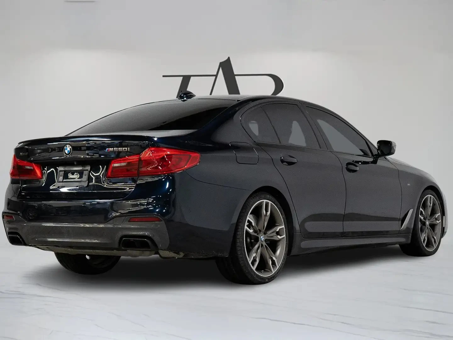 BMW 550 M550i * AвтоКредит * (ЦЕНА ДО БГ), снимка 4 - Автомобили и джипове - 54897087