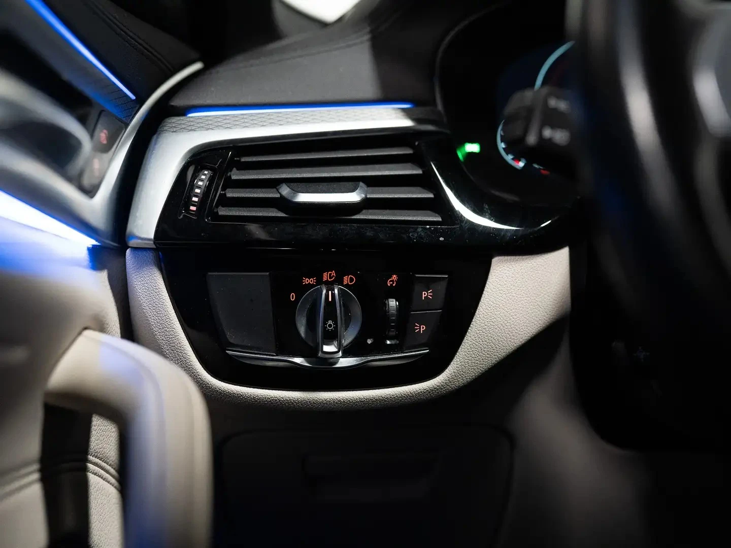 BMW 550 M550i * AвтоКредит * (ЦЕНА ДО БГ), снимка 14 - Автомобили и джипове - 54897087
