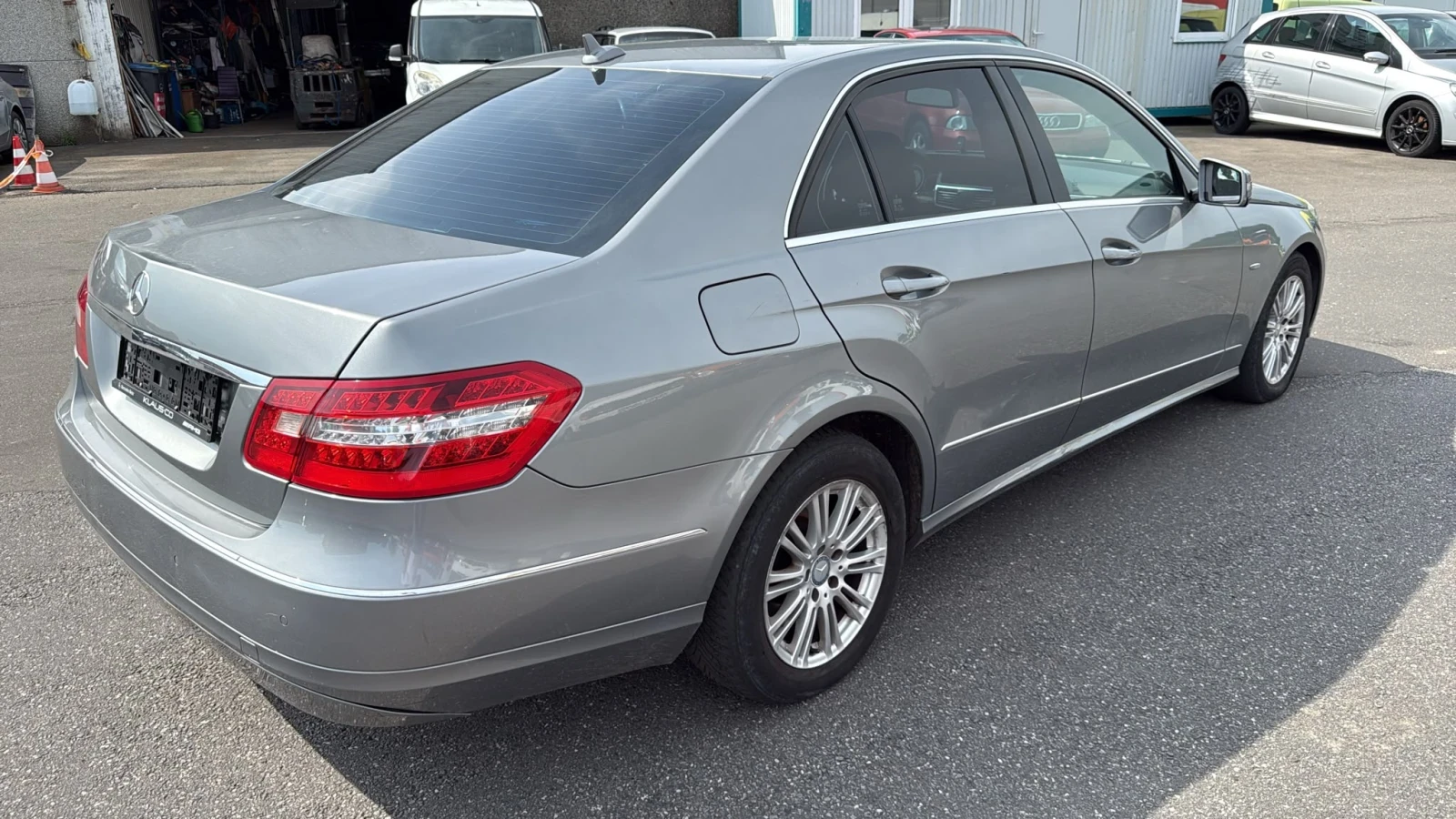 Mercedes-Benz E 220, снимка 3 - Автомобили и джипове - 55106032