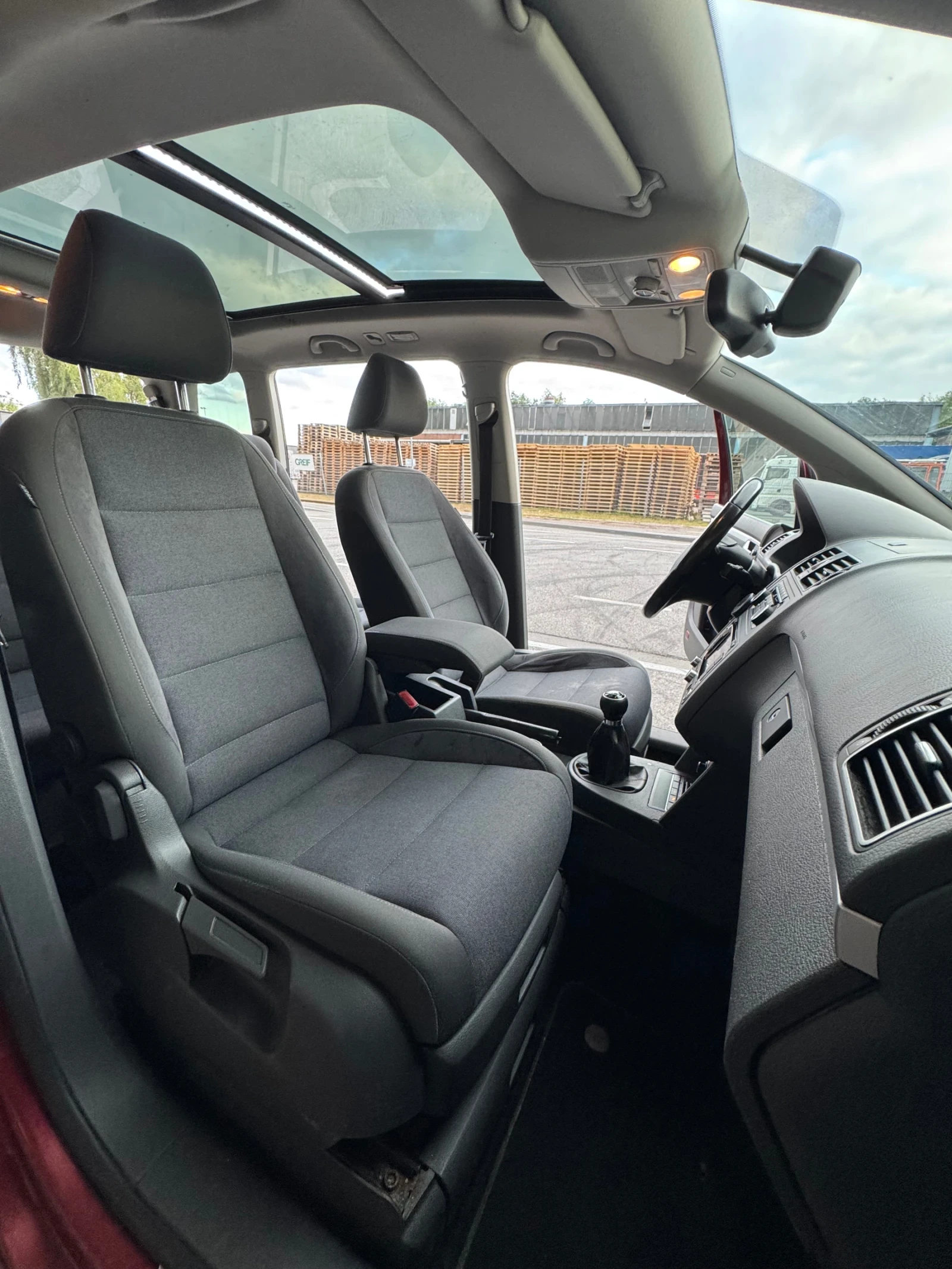 VW Touran, снимка 10 - Автомобили и джипове - 55271796