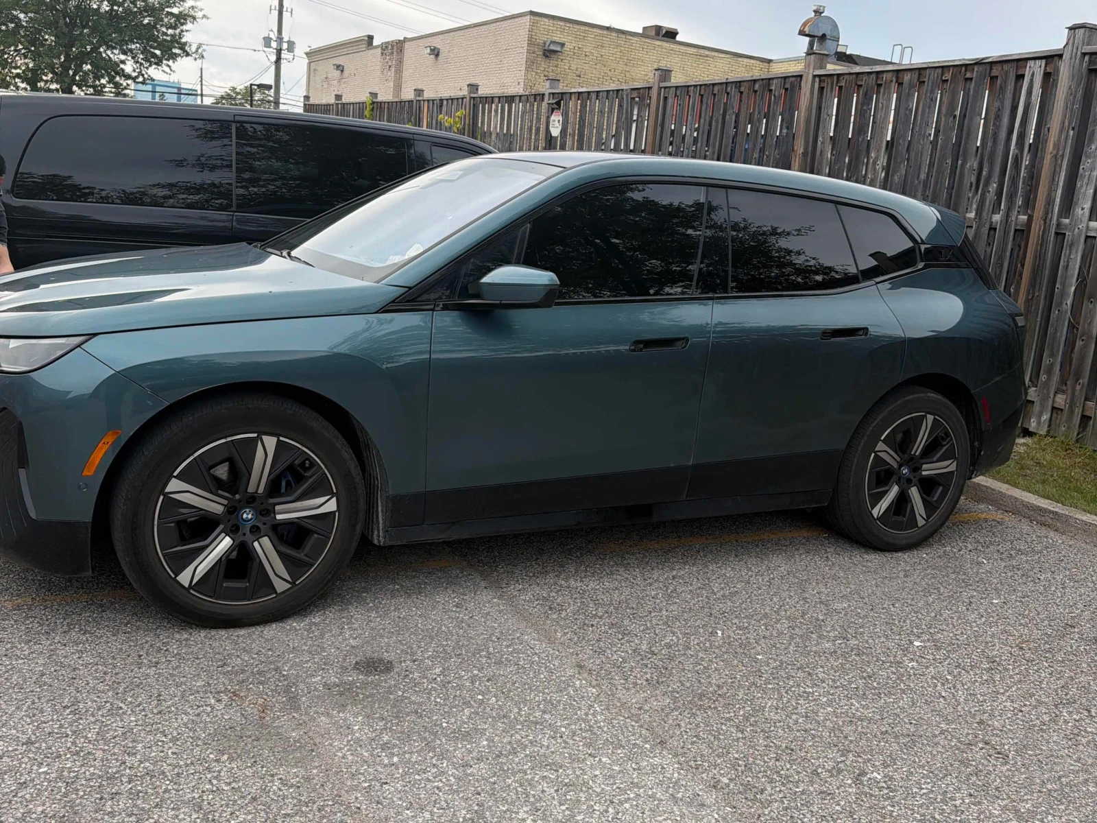 BMW iX / xDrive50 / SOFT CLOSE / HARMAN / DISTRONIC, снимка 2 - Автомобили и джипове - 56134321