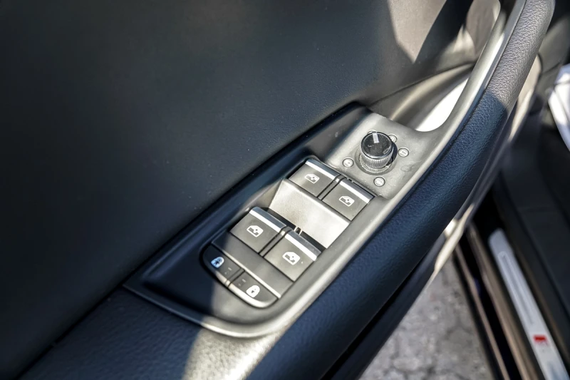 Audi Q8 CARFAX* АВТОФИНАНСИРАНЕ* БЕЗ ПЪРВОНАЧАЛНА ВНОСКА* , снимка 6 - Автомобили и джипове - 52898586