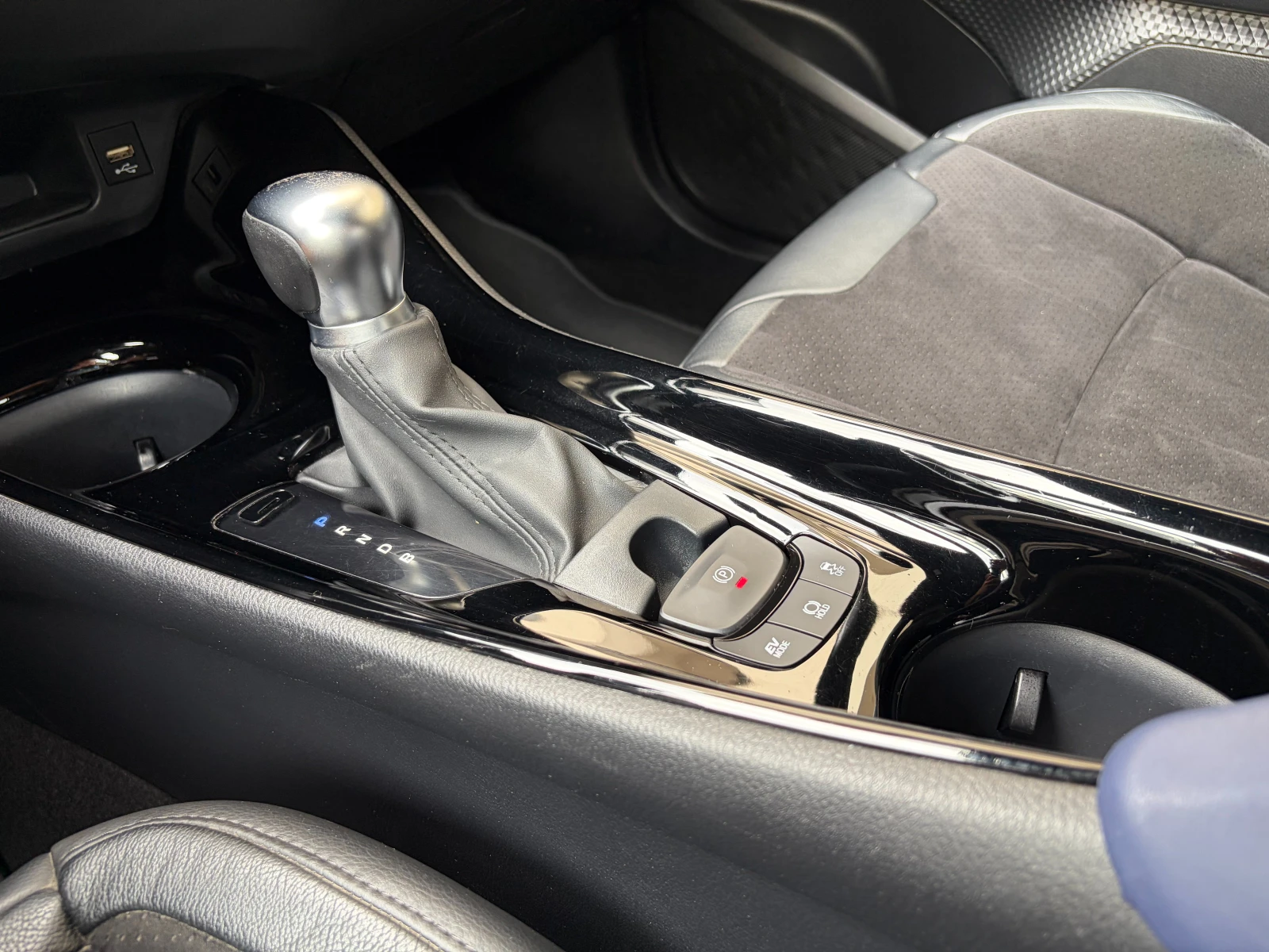 Toyota C-HR 1.8Hybrid e-CVT Classy Facelift- в Гаранция, снимка 14 - Автомобили и джипове - 54873646