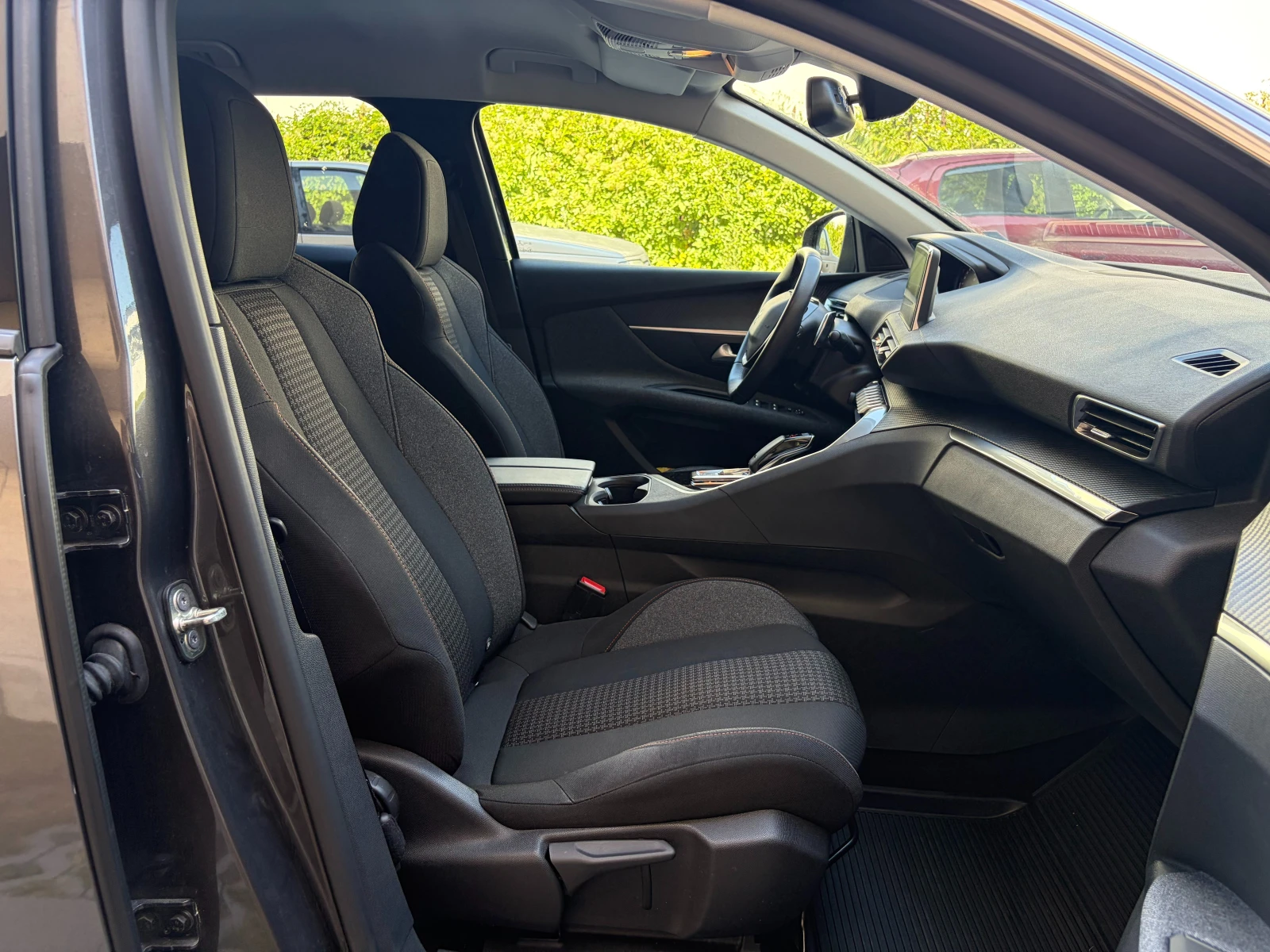 Peugeot 3008 1.5 BlueHDi Facelift, снимка 15 - Автомобили и джипове - 55627638
