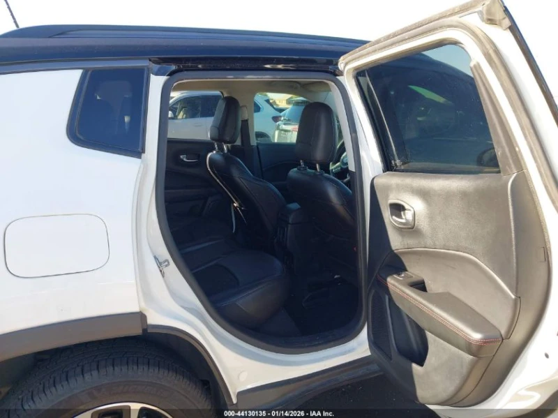 Jeep Compass 2.4L I-4 VVT, 180HP 4X4 Drive, снимка 14 - Автомобили и джипове - 53443297