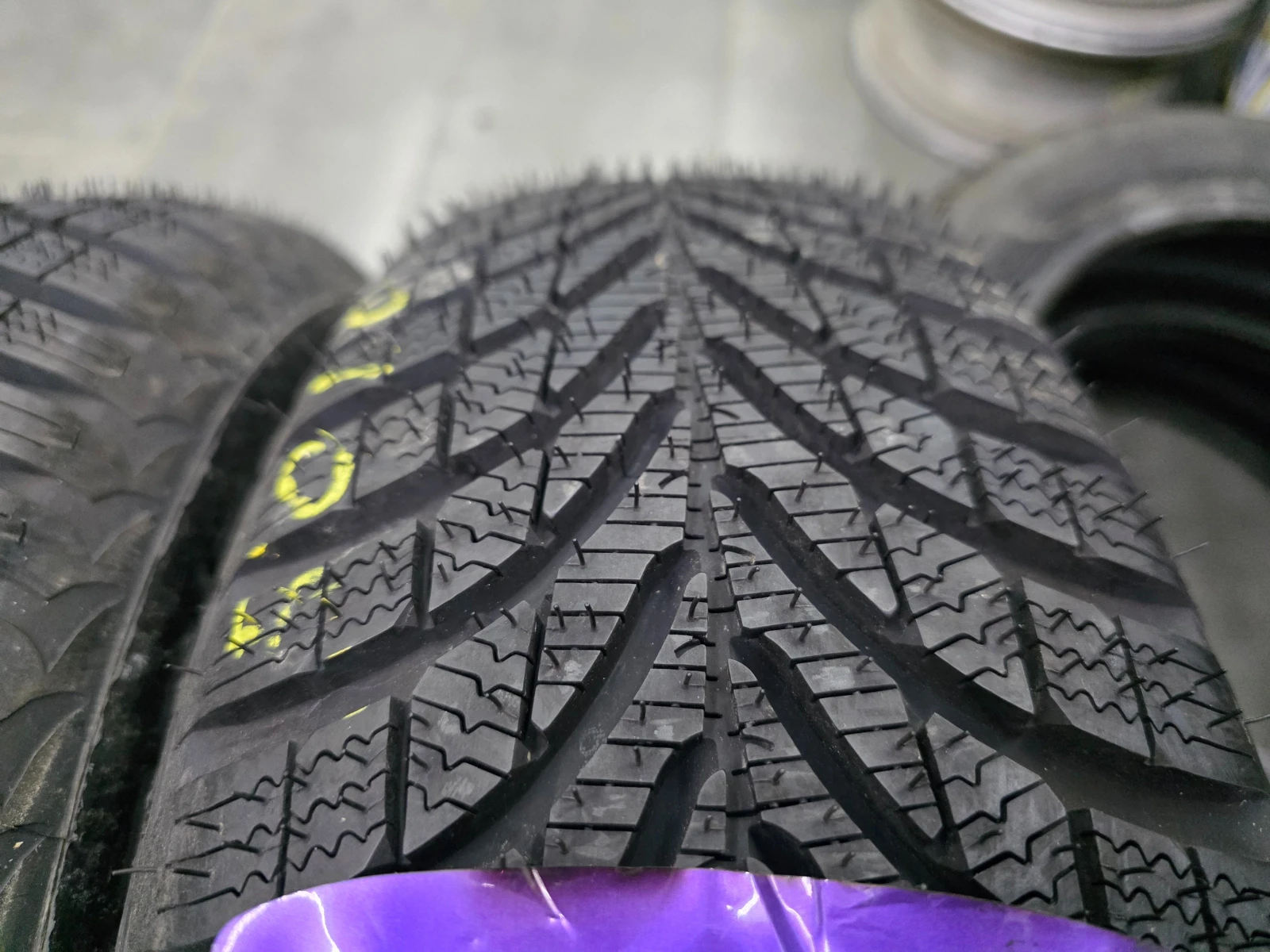 Гуми Зимни 175/65R15, снимка 2 - Гуми и джанти - 54174178