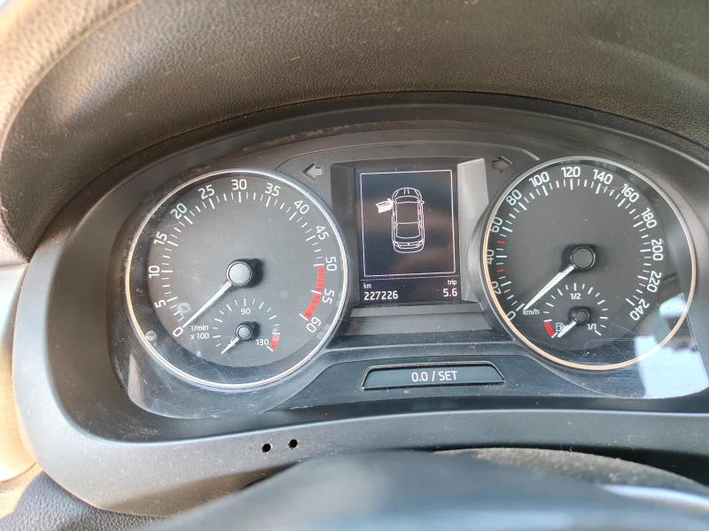 Skoda Rapid 1.6, снимка 8 - Автомобили и джипове - 52158565