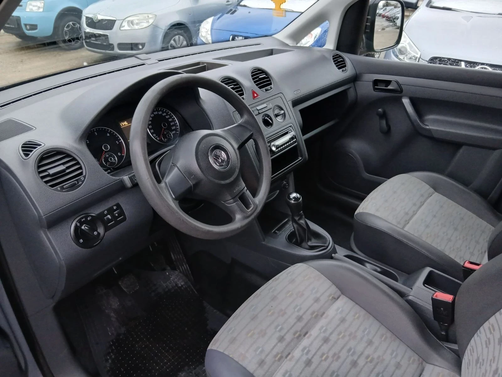 VW Caddy 1.6TDI , снимка 5 - Автомобили и джипове - 53722295