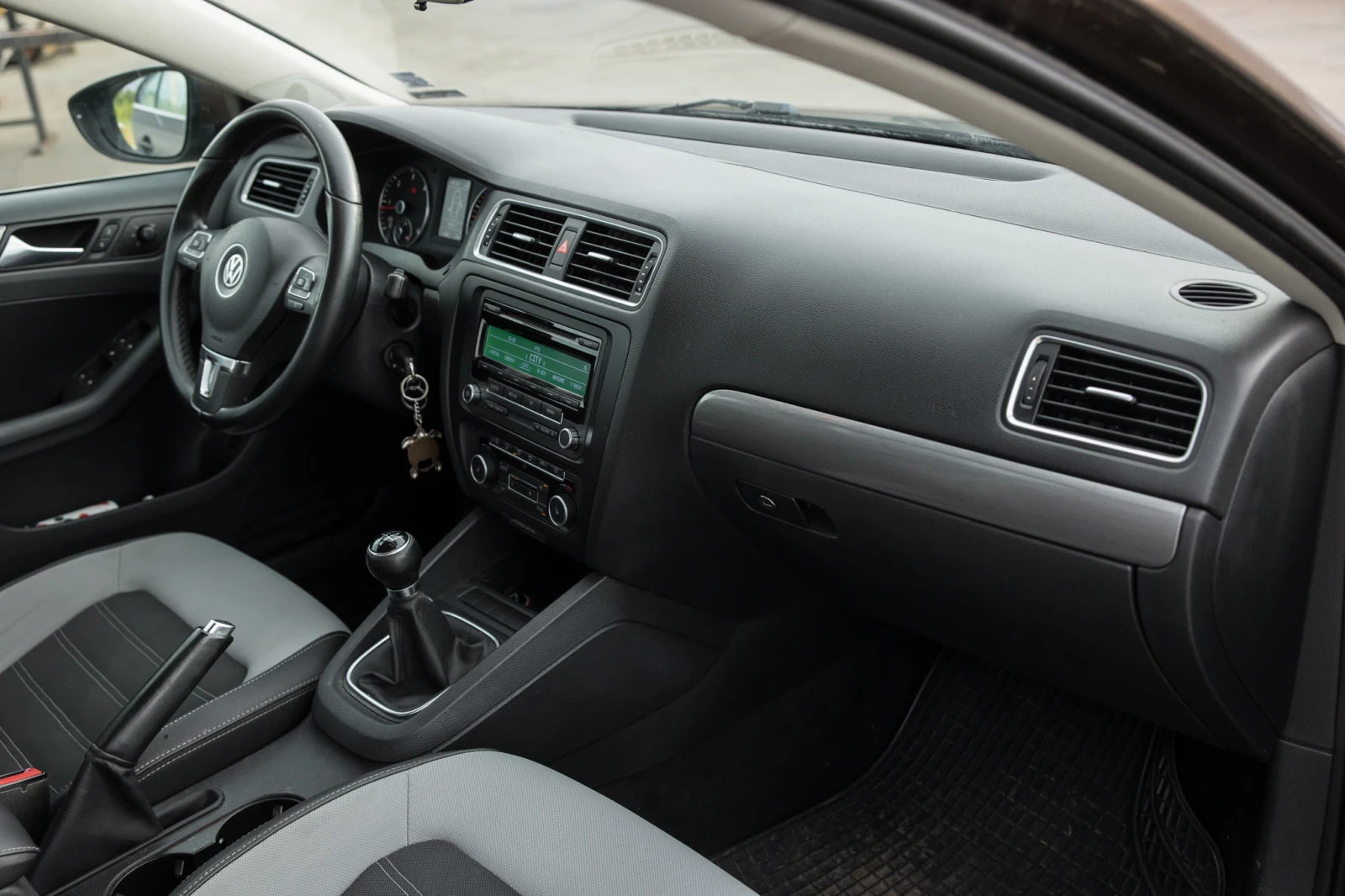 VW Jetta 1.6 TDi 105к.с., снимка 11 - Автомобили и джипове - 54550513