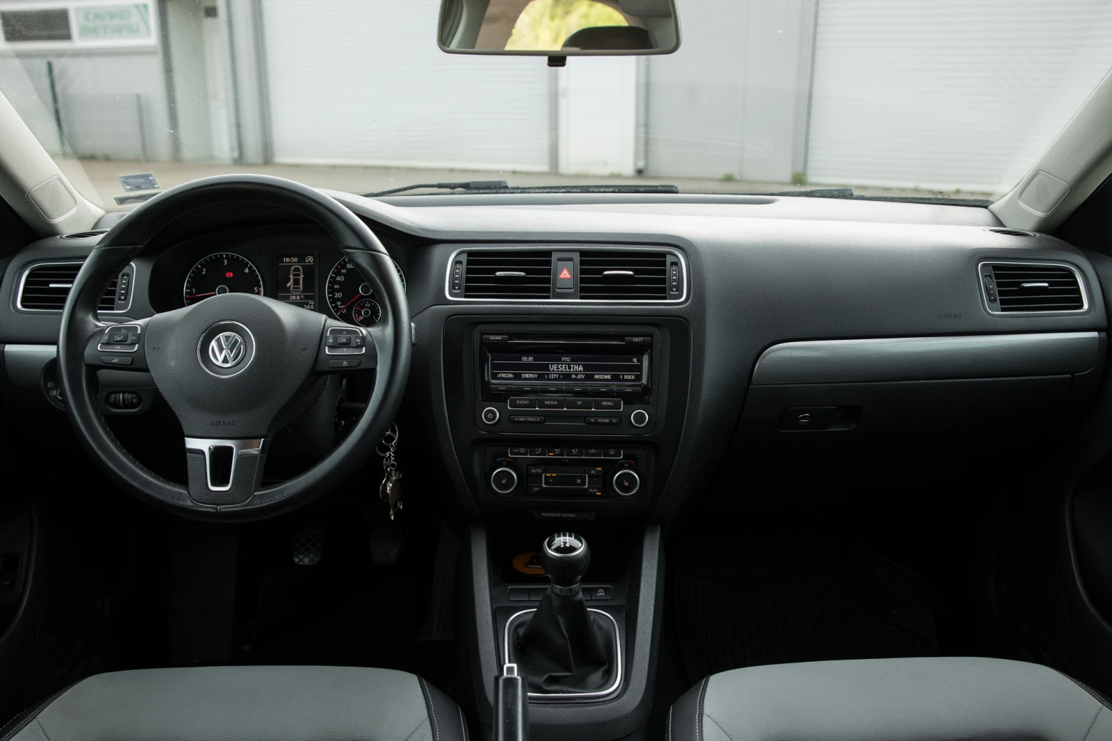 VW Jetta 1.6 TDi 105к.с., снимка 8 - Автомобили и джипове - 54550513