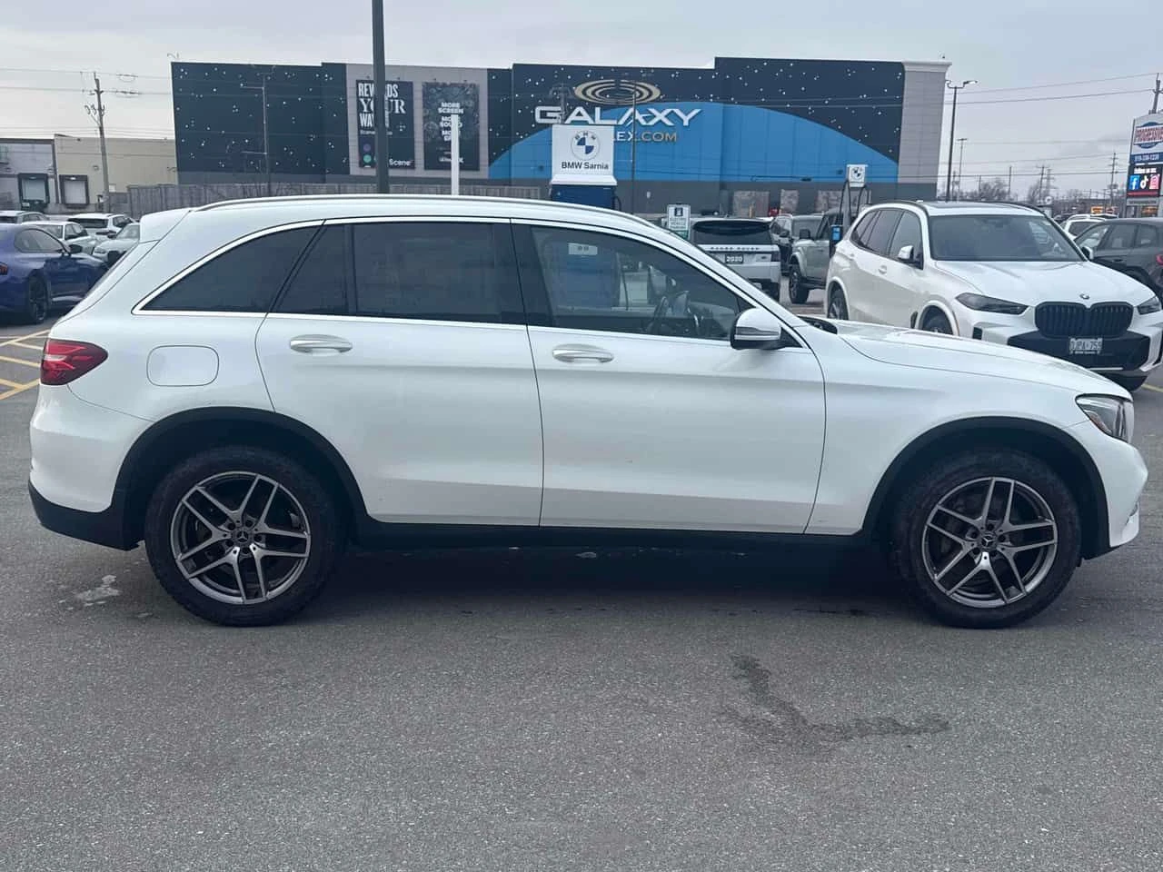Mercedes-Benz GLC * 300 * CARFAX * ЦЕНА ДО БГ, снимка 4 - Автомобили и джипове - 53928337