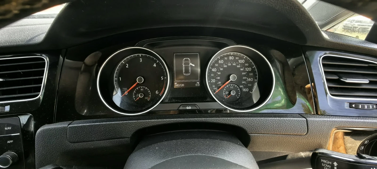 VW Golf 1.6 TDI, снимка 8 - Автомобили и джипове - 55609599