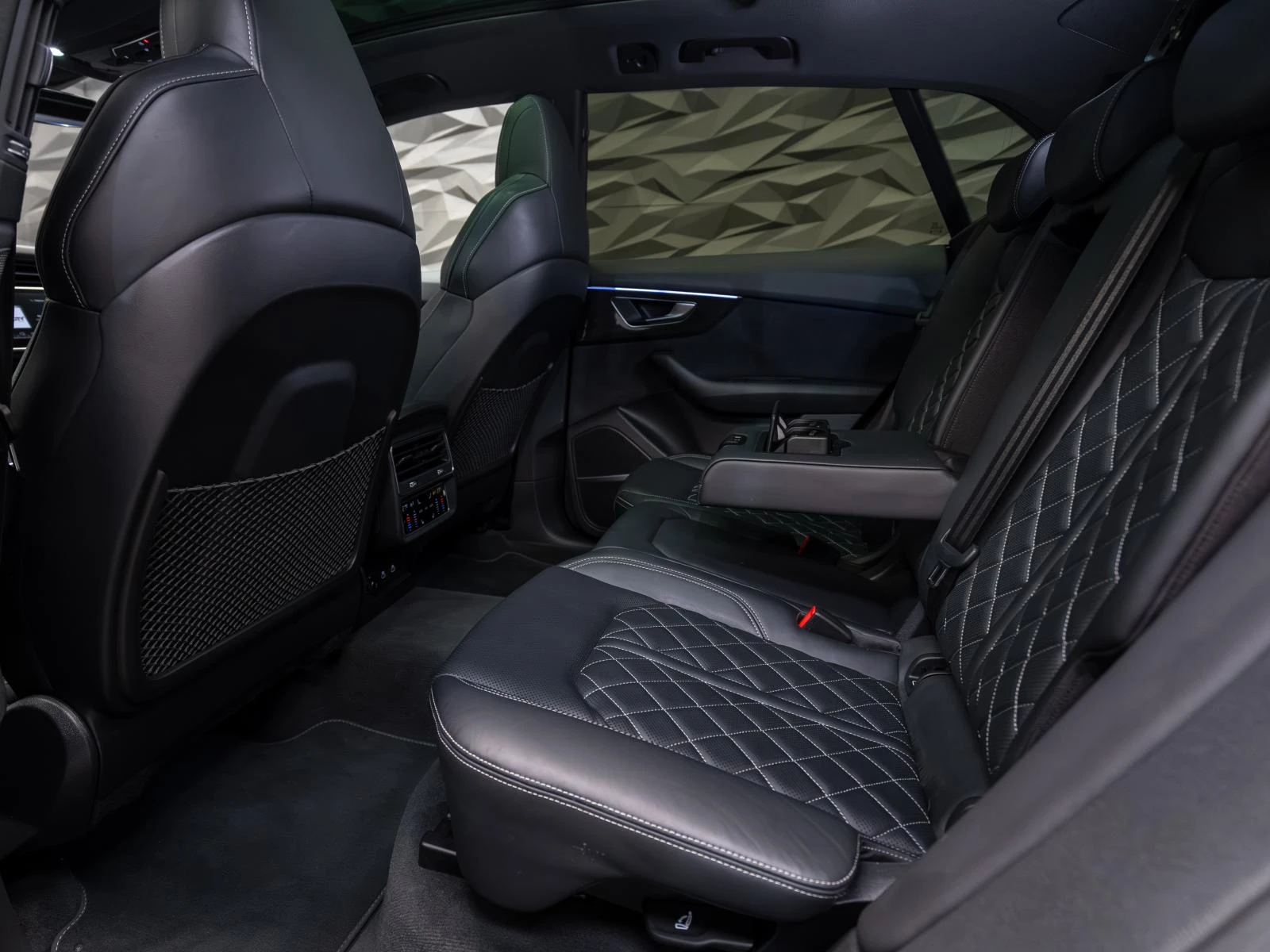Audi SQ8 * CERAMIC* Quattro* B&O* Обдухване* Carbon* PANO*  - изображение 8