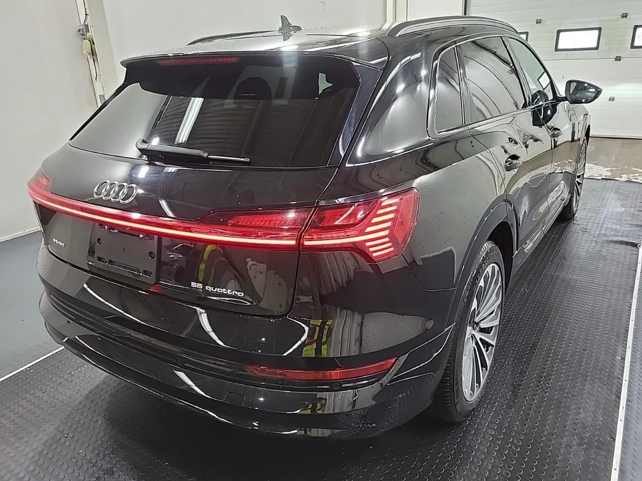 Audi E-Tron 55quattro* TECHNIK* 360* Pano* Обдух* Подгрев* , снимка 3 - Автомобили и джипове - 55605107
