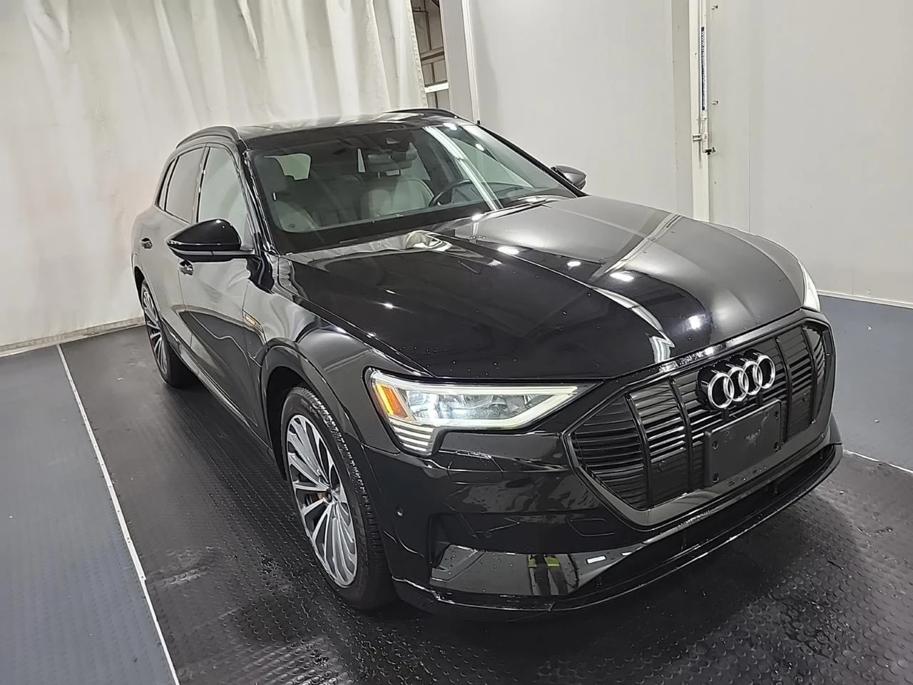 Audi E-Tron 55quattro* TECHNIK* 360* Pano* Обдух* Подгрев* , снимка 2 - Автомобили и джипове - 55605107