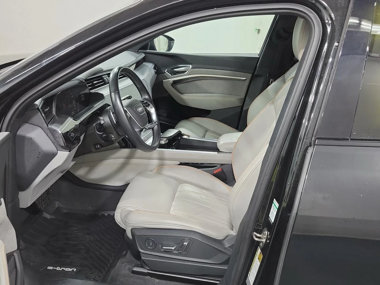 Audi E-Tron 55quattro* TECHNIK* 360* Pano* Обдух* Подгрев* , снимка 12 - Автомобили и джипове - 55605107