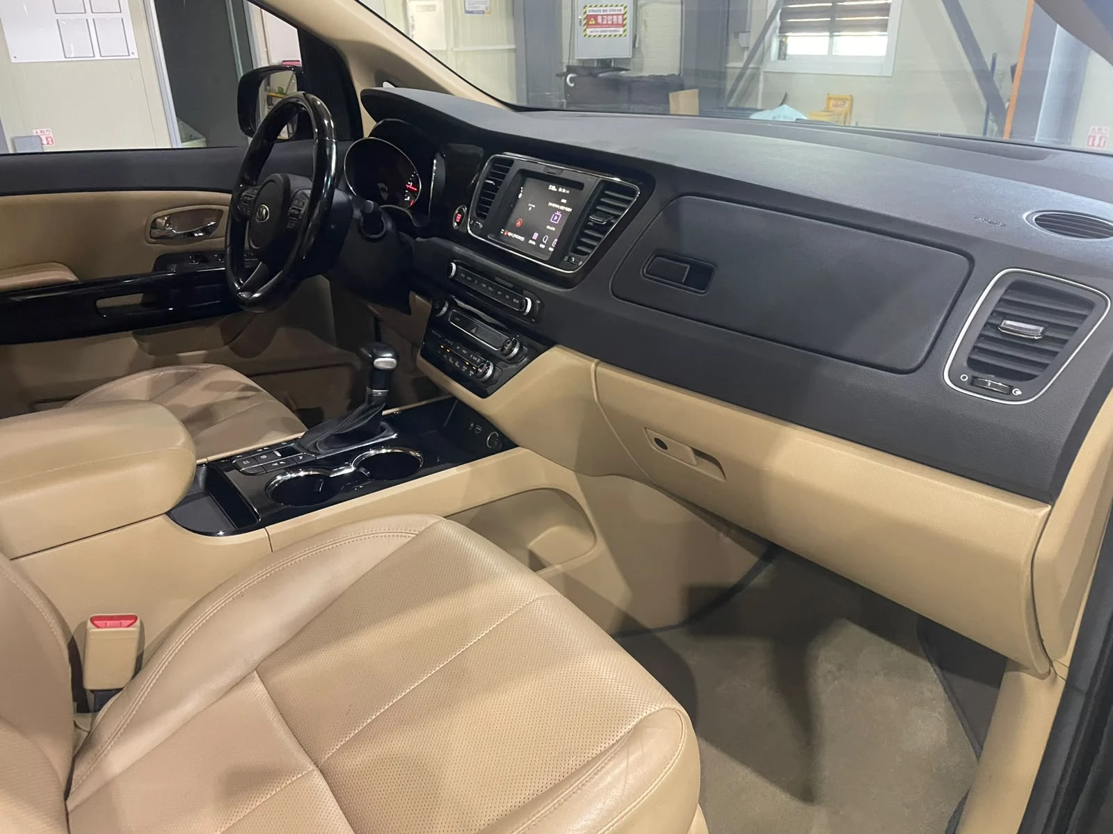 Kia Carnival 2.2D ! 8+ 1 ! Noblesse !, снимка 10 - Автомобили и джипове - 56325097