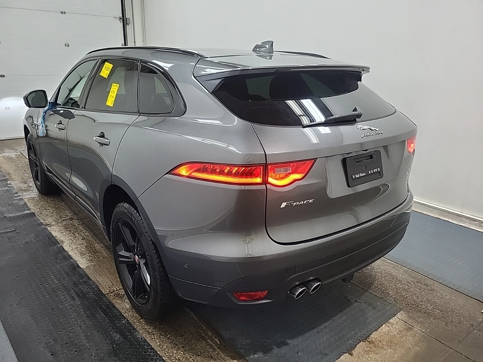 Jaguar F-PACE F-Pace 20D R-SPORT / АВТОКРЕДИТ, снимка 4 - Автомобили и джипове - 56038149