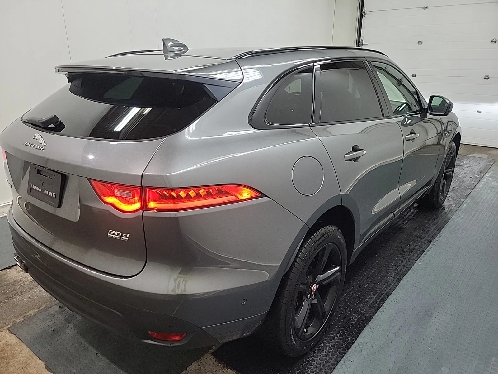 Jaguar F-PACE F-Pace 20D R-SPORT / АВТОКРЕДИТ, снимка 3 - Автомобили и джипове - 56038149