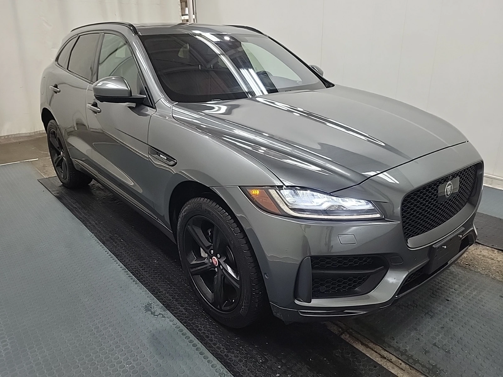 Jaguar F-PACE F-Pace 20D R-SPORT / АВТОКРЕДИТ, снимка 2 - Автомобили и джипове - 56038149