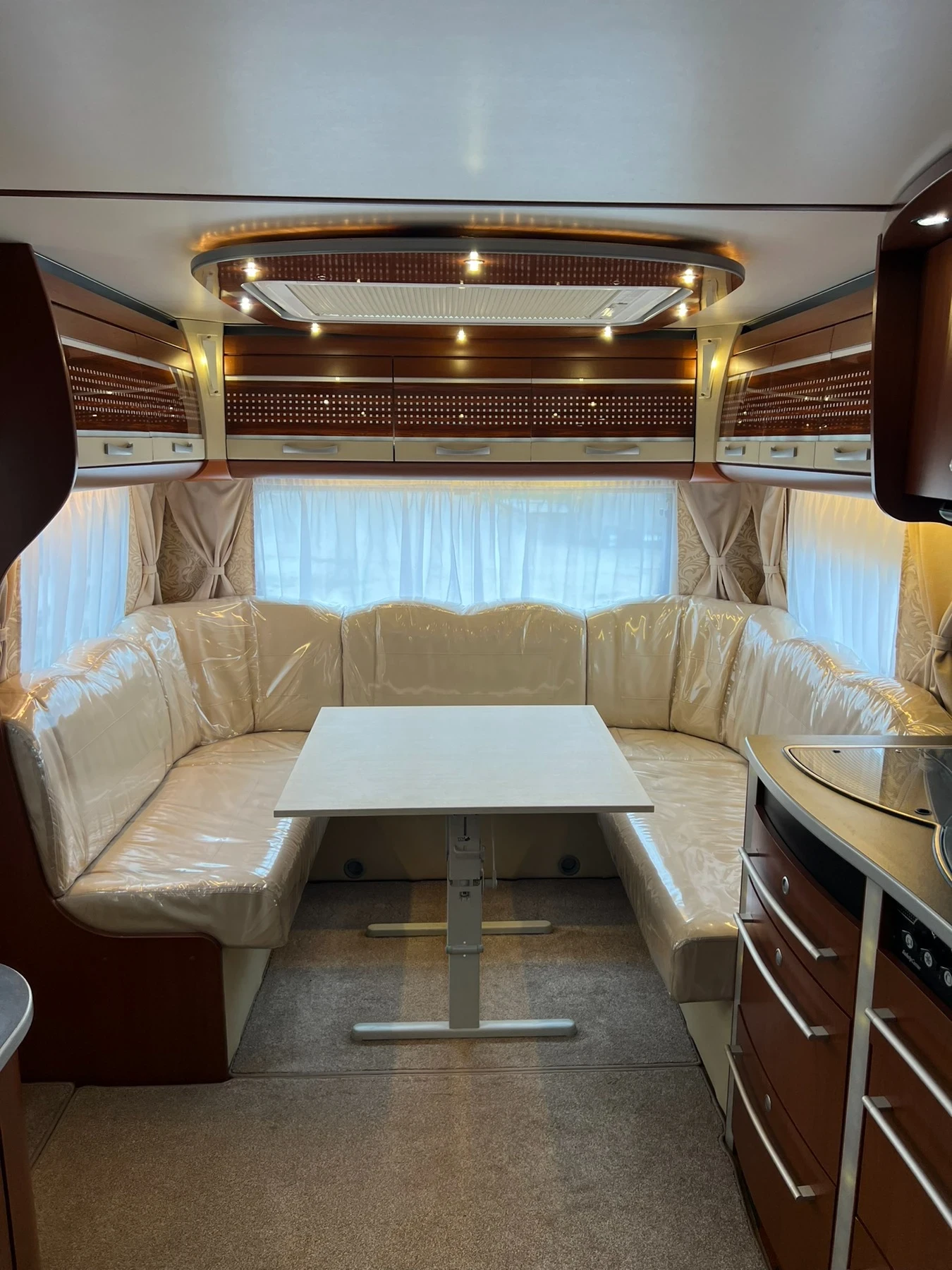 Каравана Dethleffs EXCLUSIVE VIP 675 - изображение 10