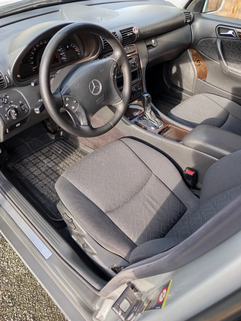 Mercedes-Benz C 220, снимка 6 - Автомобили и джипове - 52503751