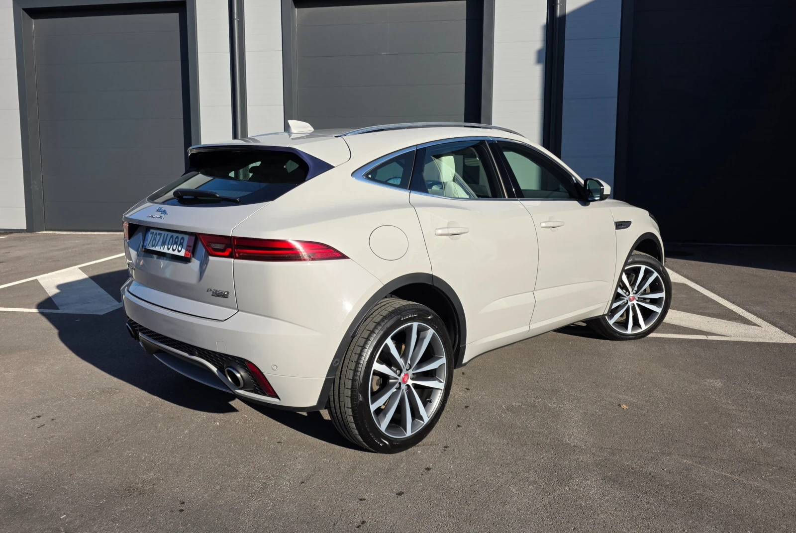 Jaguar E-pace 2.0 SE R DYNAMIC P250  - изображение 4