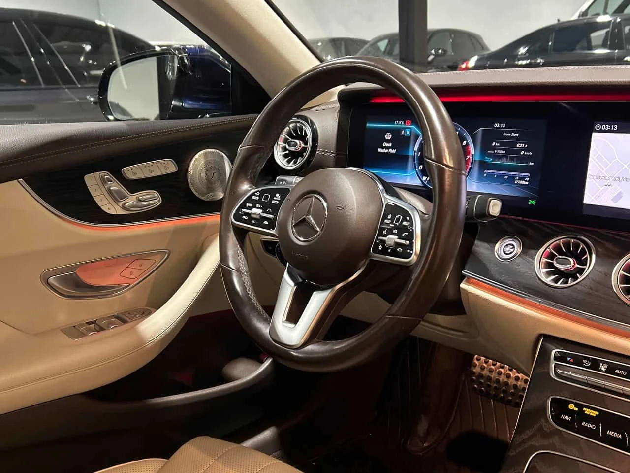 Mercedes-Benz E 450 * 360 КАМЕРА* ДИСТРОНИК* ОБДУХВАНЕ* ПАНО* AMBIENT*, снимка 8 - Автомобили и джипове - 54191859