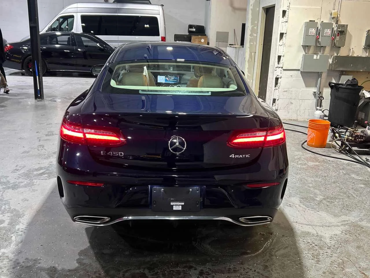 Mercedes-Benz E 450 * 360 КАМЕРА* ДИСТРОНИК* ОБДУХВАНЕ* ПАНО* AMBIENT*, снимка 4 - Автомобили и джипове - 54191859