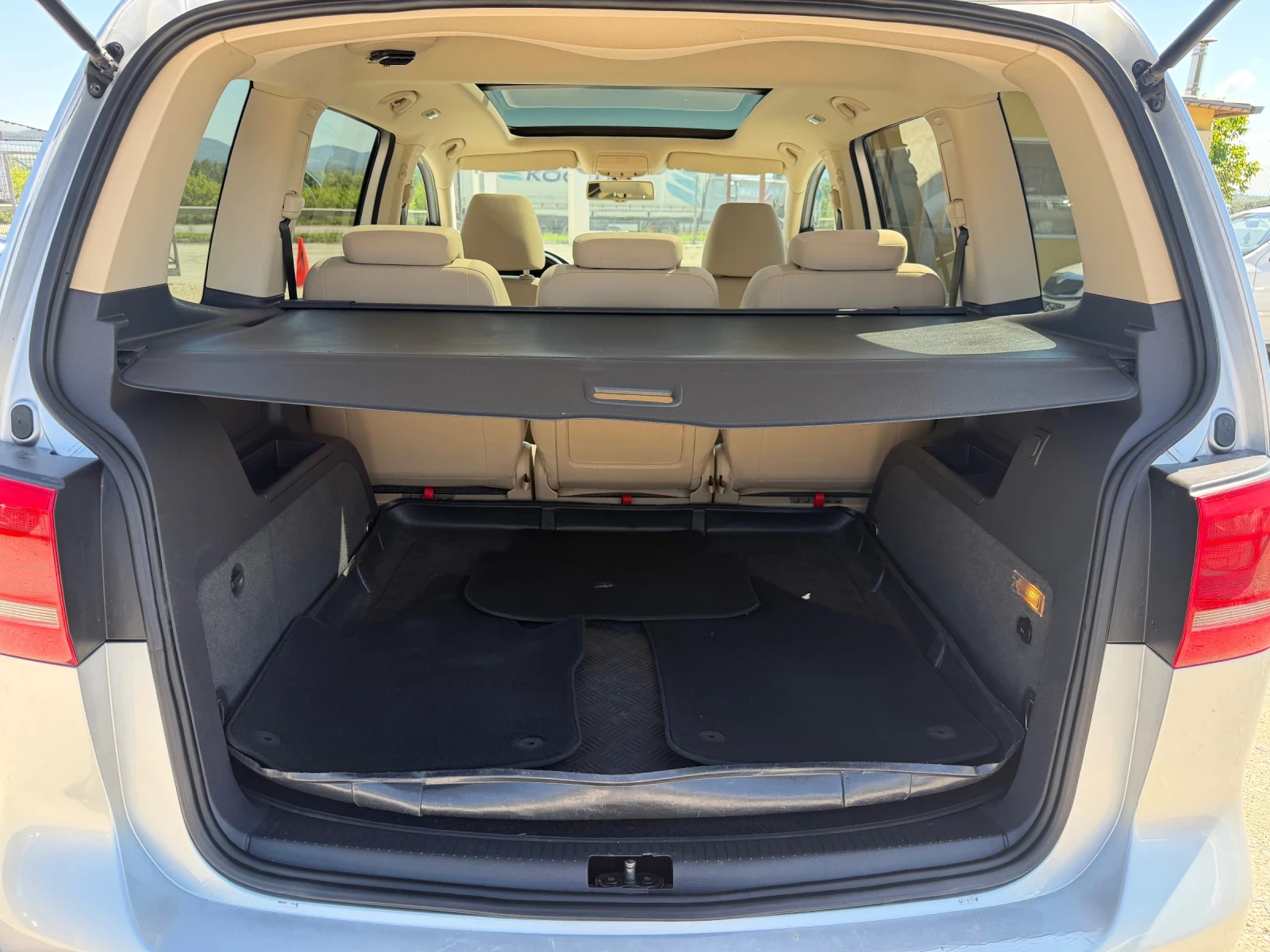 VW Touran 2.0/140кс Панорама, Кожа, Ксенон, Лед фарове, Нави, снимка 12 - Автомобили и джипове - 54667266