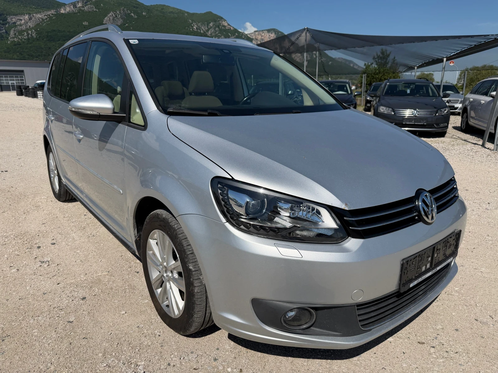 VW Touran 2.0/140кс Панорама, Кожа, Ксенон, Лед фарове, Нави, снимка 3 - Автомобили и джипове - 54667266