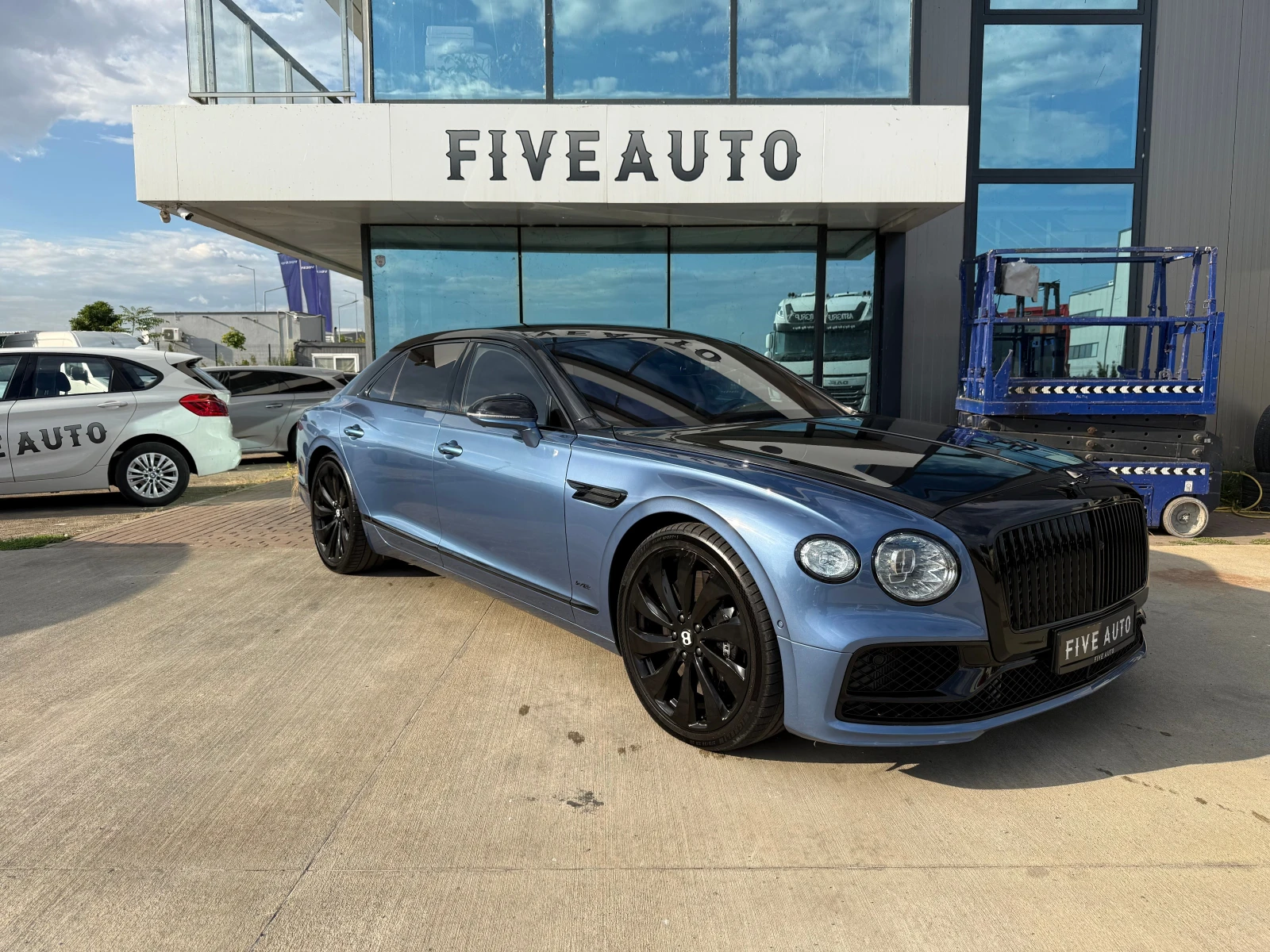 Bentley Flying Spur / W 12 / 21000 км / Soft close / Keyless / Naim /